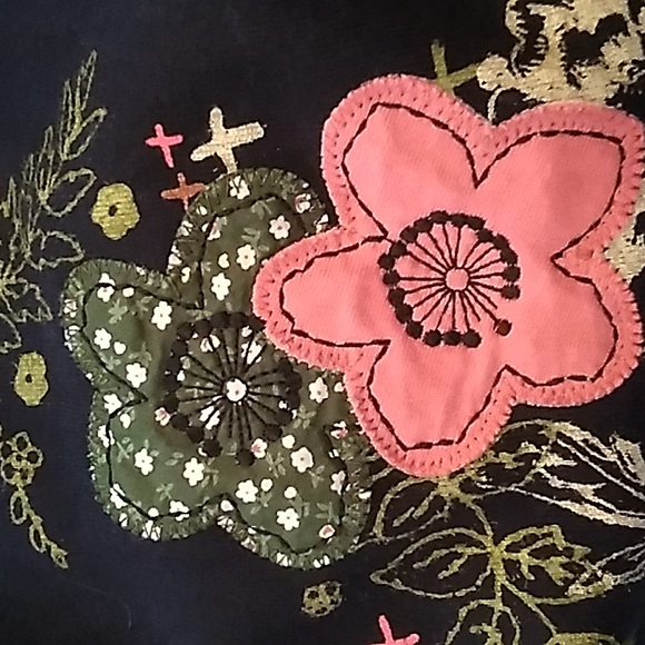 Basic Editions blouse in 3X Black in applique flowers - Picture 7 of 8